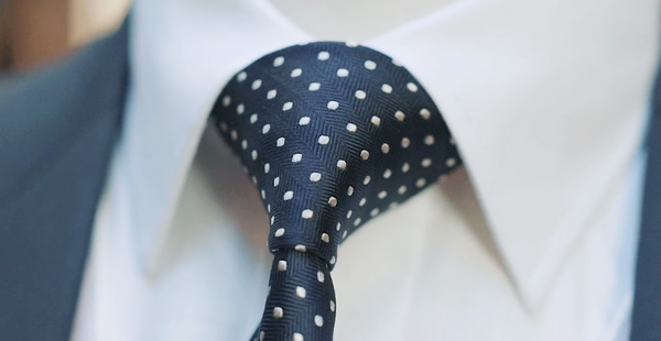 How to tie a Half Windsor knot